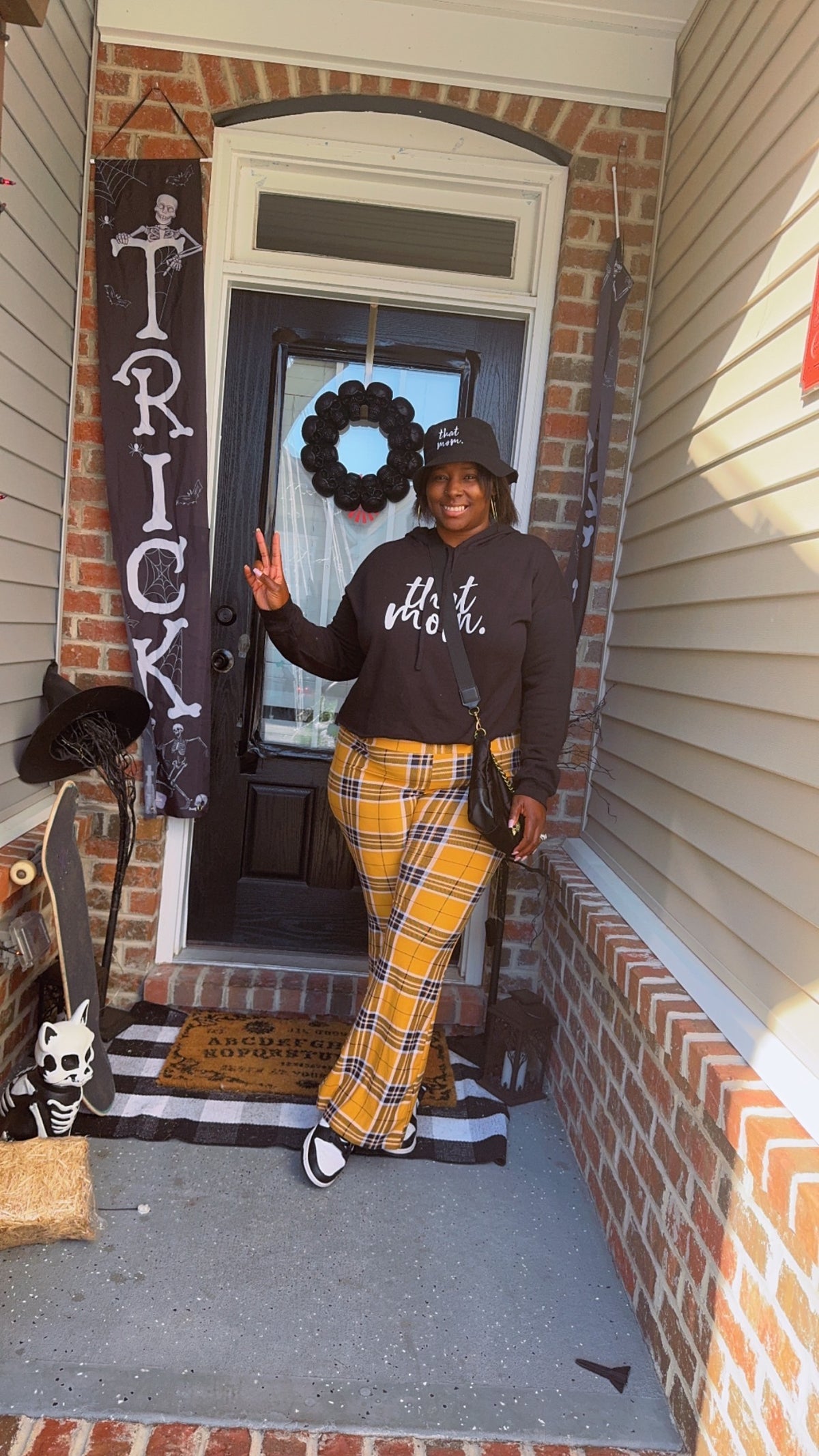 That Mom. Crop Hoodie